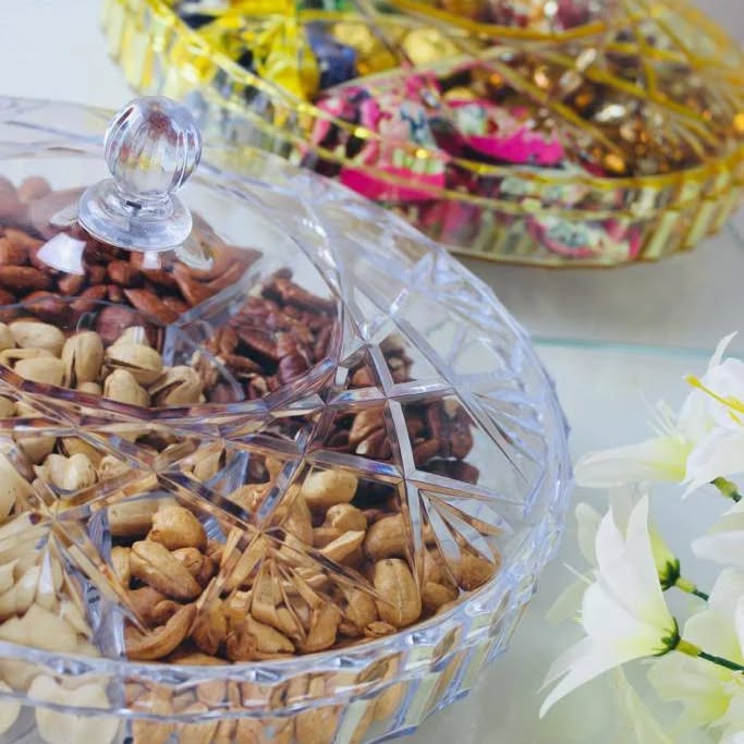 طبق تسالي أكريليك مقسم بغطاء كريستالي – صينية تقديم مكسرات وحلويات فاخرة