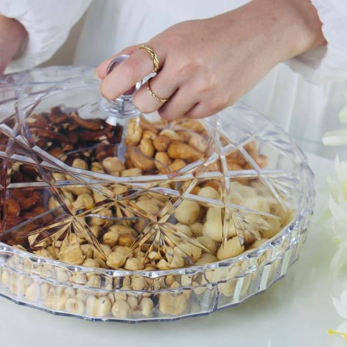 طبق تسالي أكريليك مقسم بغطاء كريستالي – صينية تقديم مكسرات وحلويات فاخرة