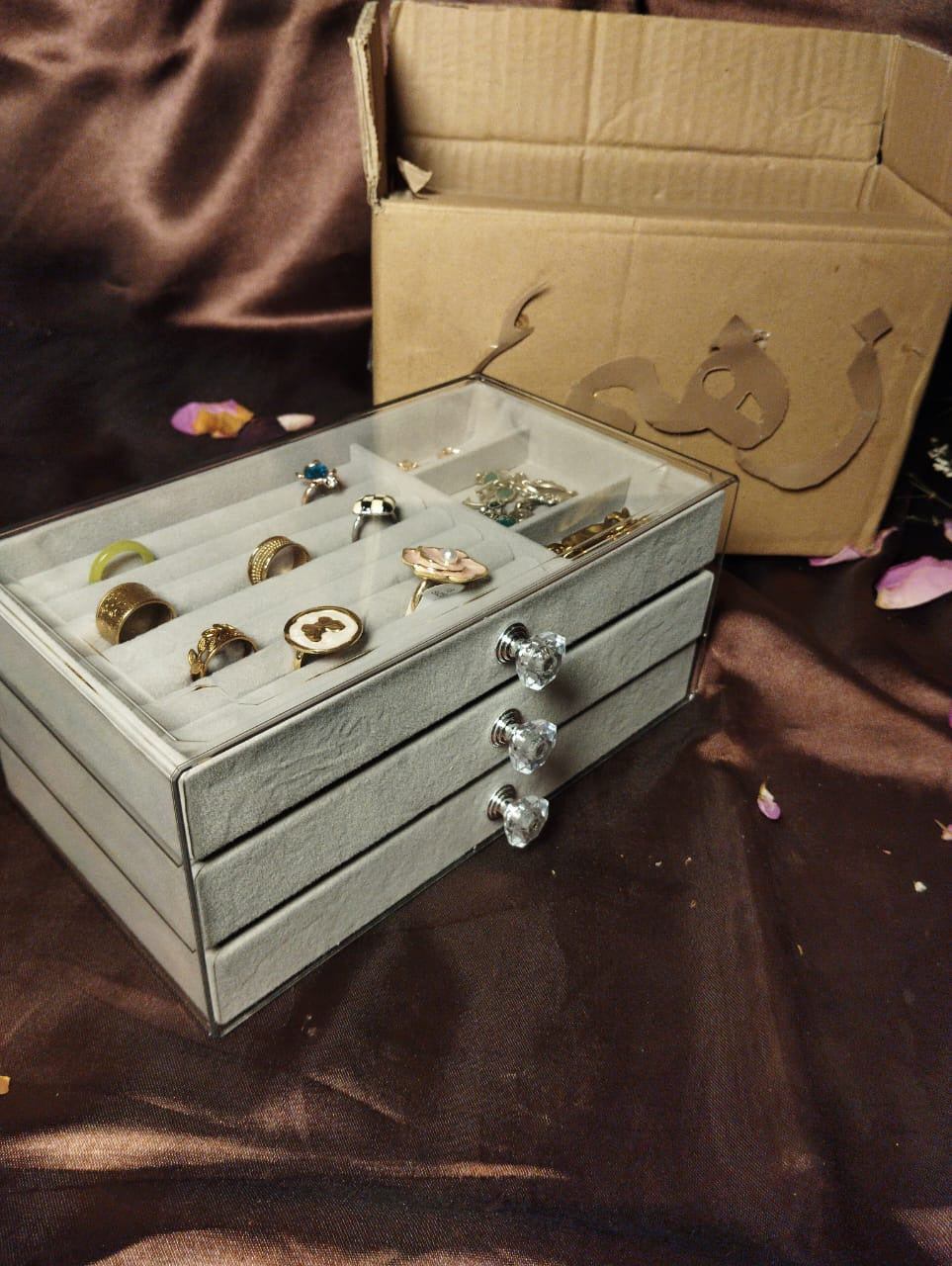 منظم إكسسوارات ٣ أدوار قطيفة بهيكل اكريليك| Velvet Jewelry Organizer