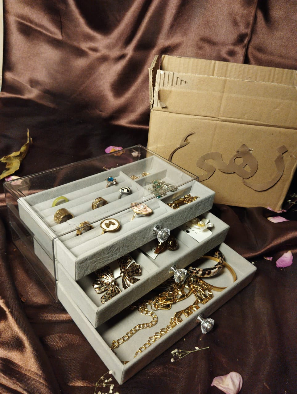 منظم إكسسوارات ٣ أدوار قطيفة بهيكل اكريليك| Velvet Jewelry Organizer